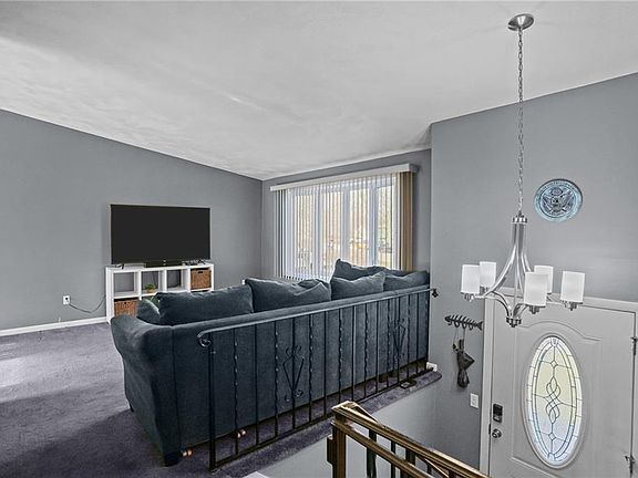 4th image of 39 Gateway Ct