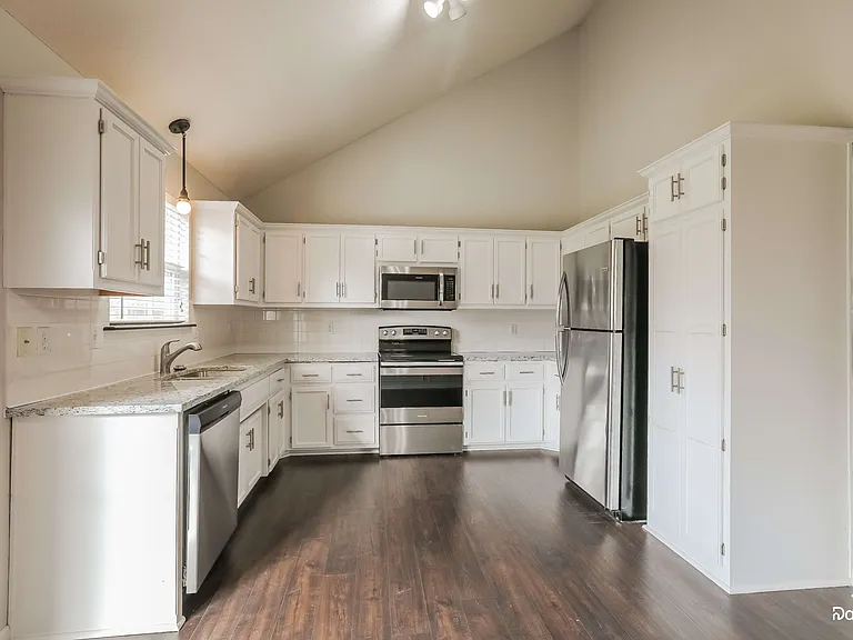 8116 N Spruce Ave — Photo 4