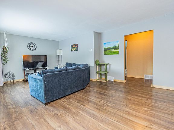 5th image of 619 2nd St NE
