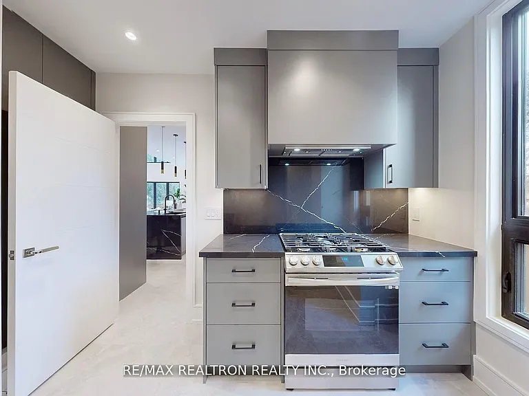 84 Murray Dr — Photo 15