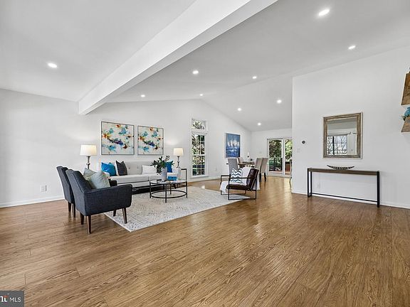 4th image of 929 Farm Haven Dr