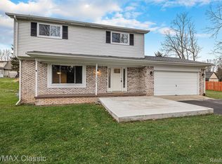 1260 Kirkwood St, Waterford, MI 48328