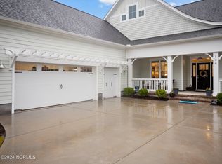 194 Bluenose Ln, Hampstead, NC 28443