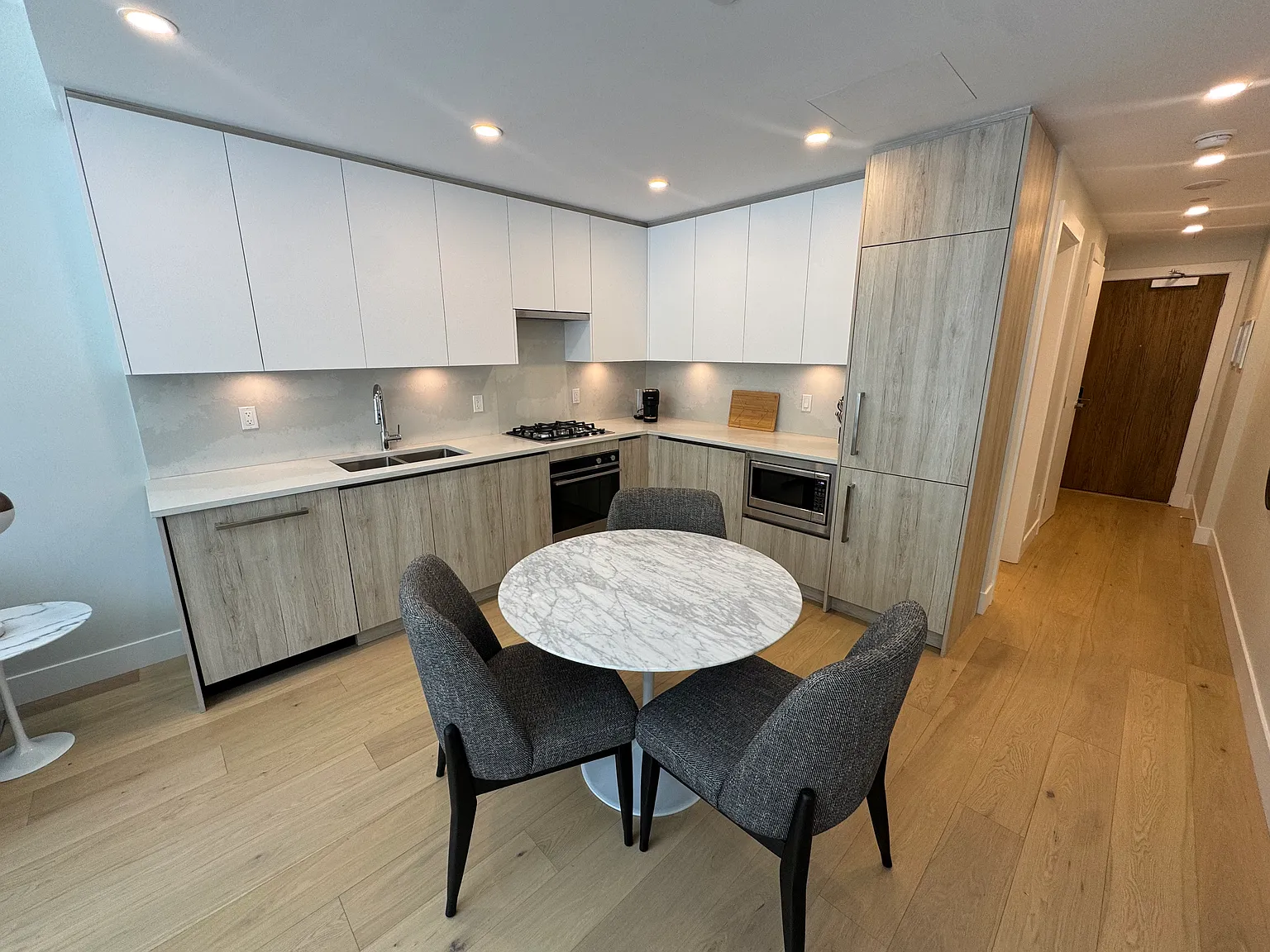 1 bed, 641 sqft, $3,900 — Photo 4