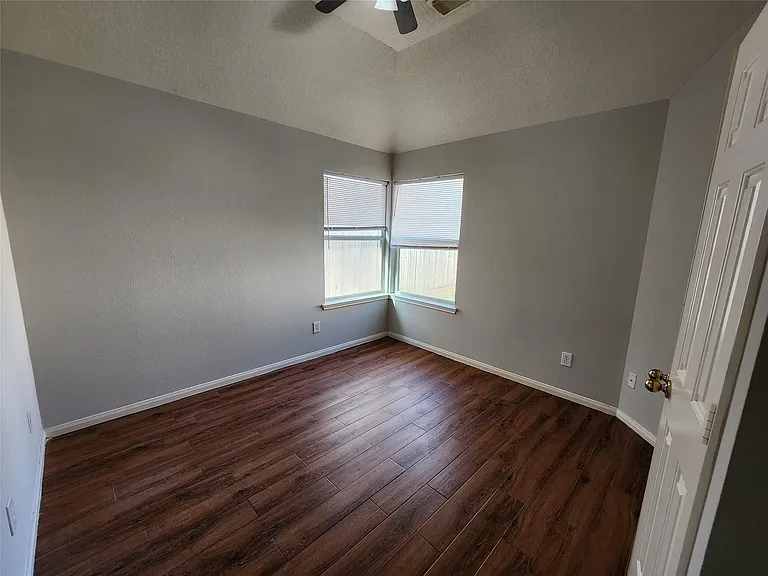1011 Lexington Green Dr — Photo 30
