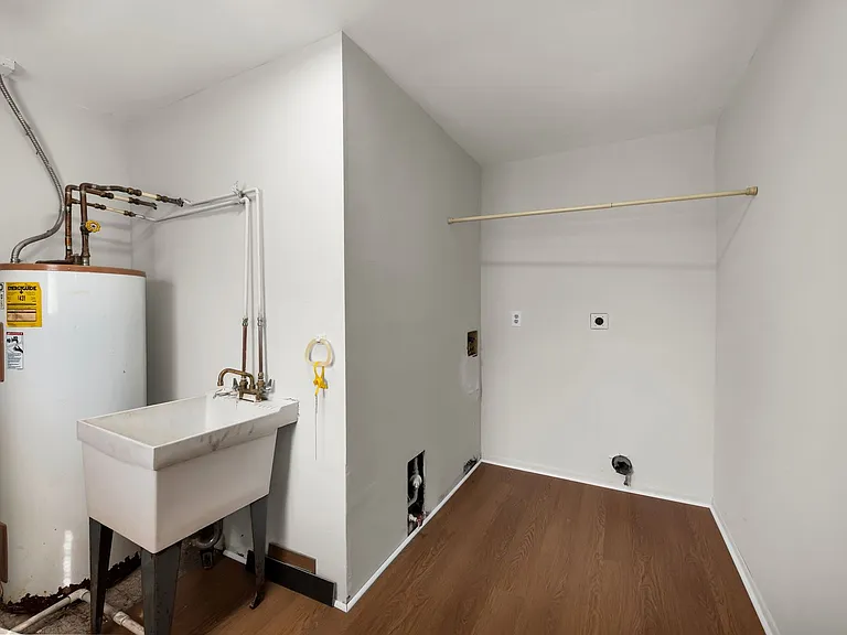 2700 Queenswood Dr — Photo 29
