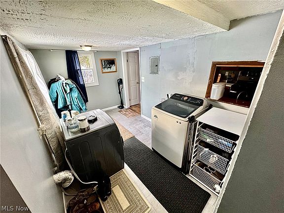 4th image of 2852 Shelly Rd