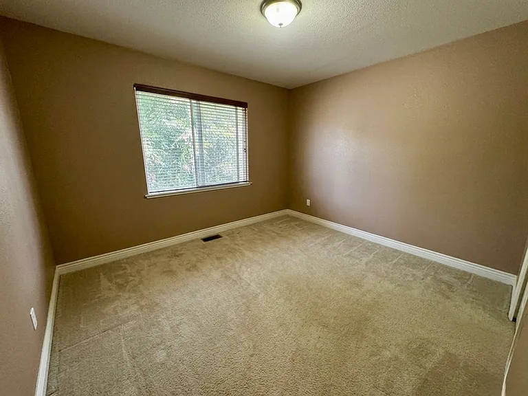 105 Kelly Way — Photo 7
