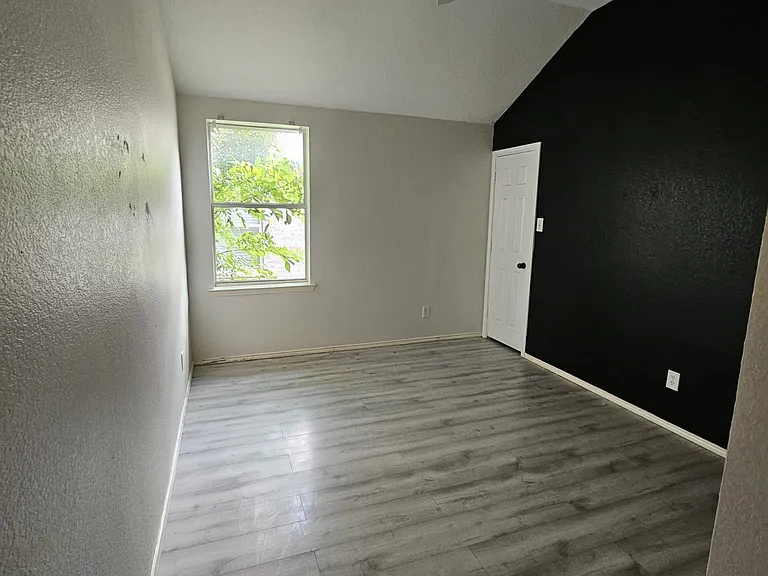 1042 Warbler — Photo 18