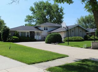 1807 Holly Ave, Darien, IL