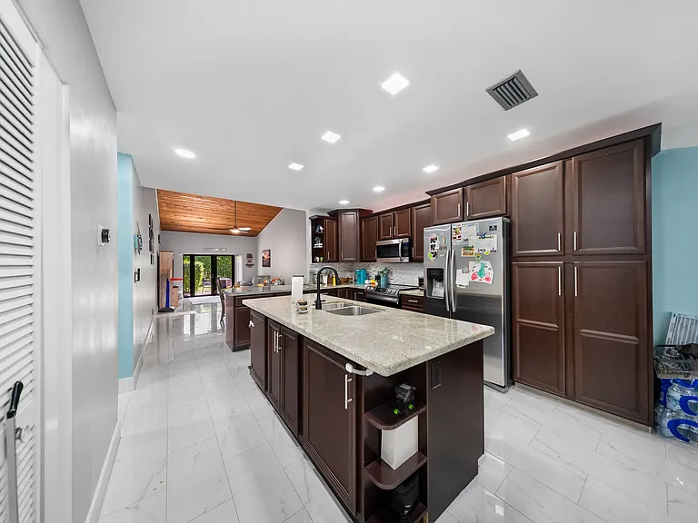 8397 NW 37th Pl — Photo 3