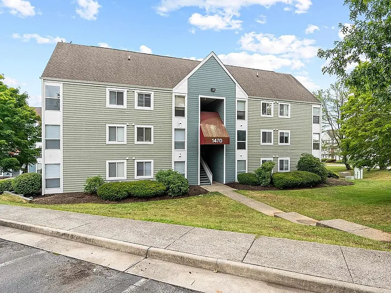 1470 Seneca Dr #F — Photo 1
