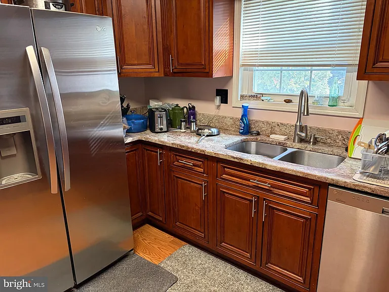 2303 Steuben Ave — Photo 8