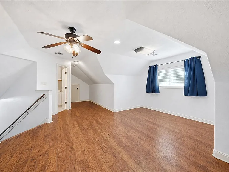 2404 Lancaster Ct — Photo 22
