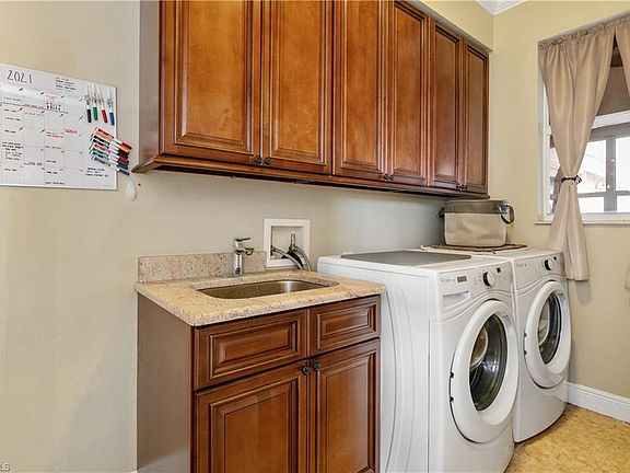 3rd image of 107 NW 13th Pl