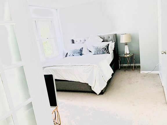 3rd image of 8 Carriage House Cres
