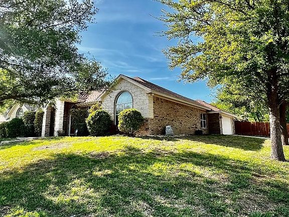 2nd image of 411 Wrought Iron Dr