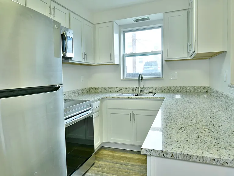 560 Gladys St — Photo 22