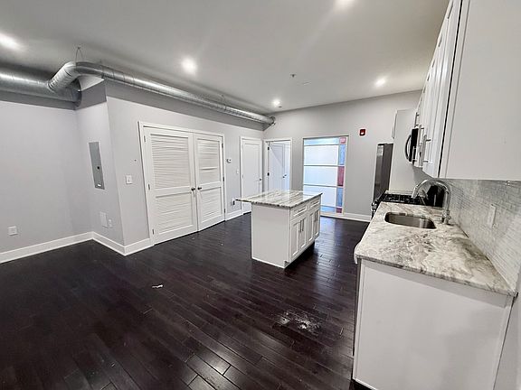5th image of 300-302 Richmond St #27
