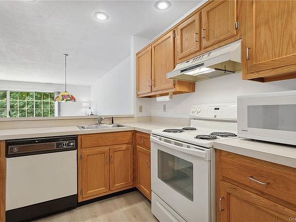 3rd image of 102 Misty Hills Ln
