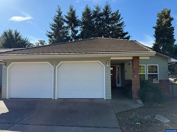708 Kent St, Silverton, OR 97381