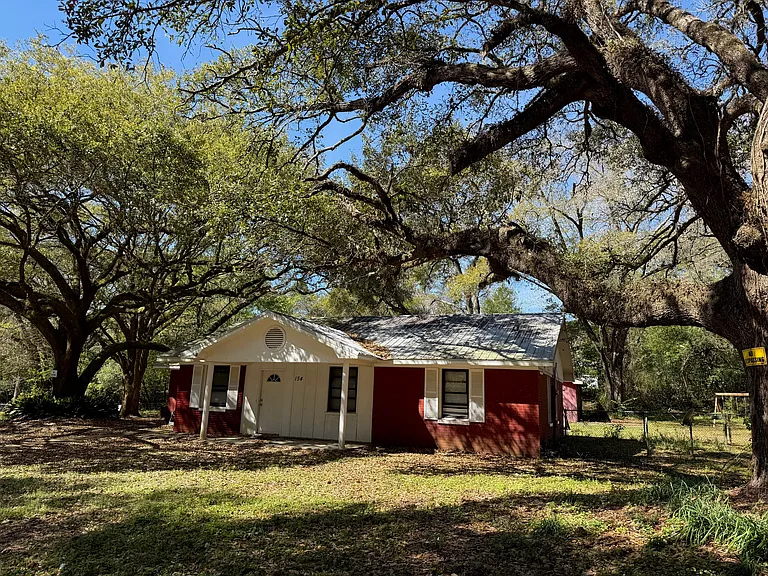 154 Sunset Dr E — Photo 2