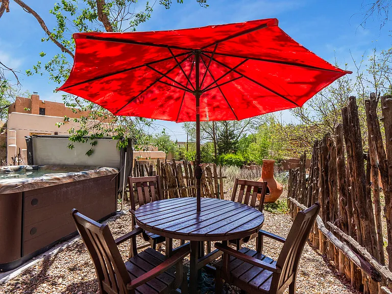 Yard / Hot Tub / Outdoor Table