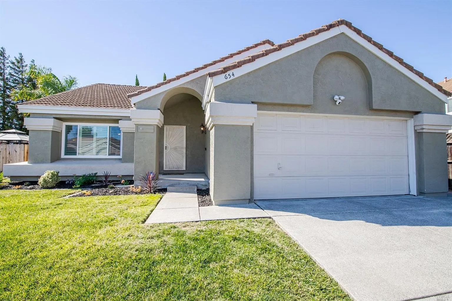 654 Laurelwood Cir photo 1