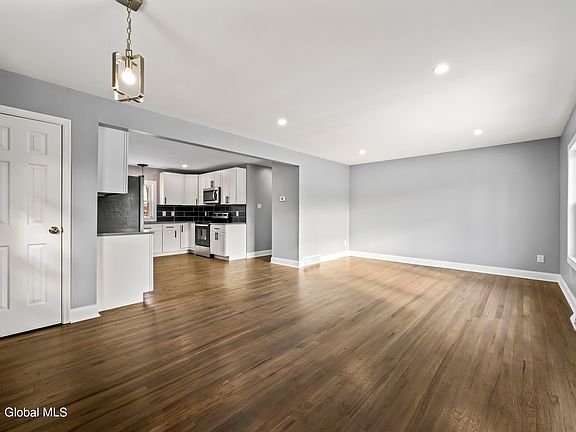 2nd image of 28 Thoroughbred Lane