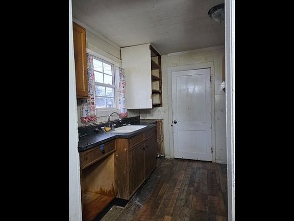 4th image of 636 Deery St