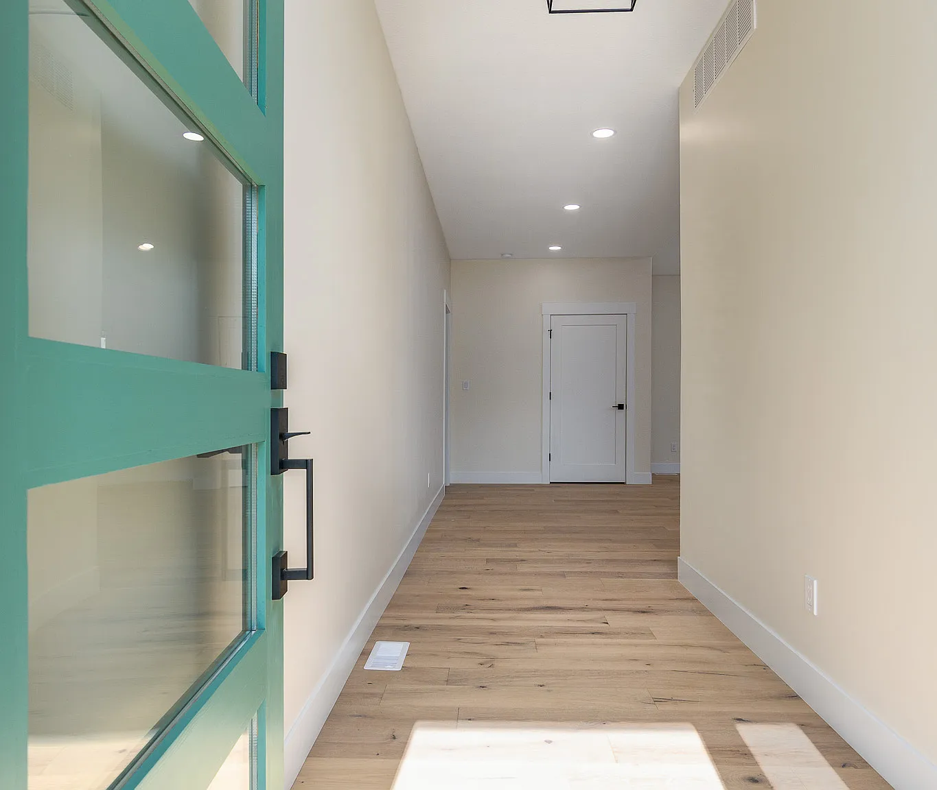 4 bed, 2.5 bath, 4900 sqft, $2,900 — Photo 3