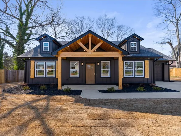 111 W 2nd St, Williamston, SC 29697