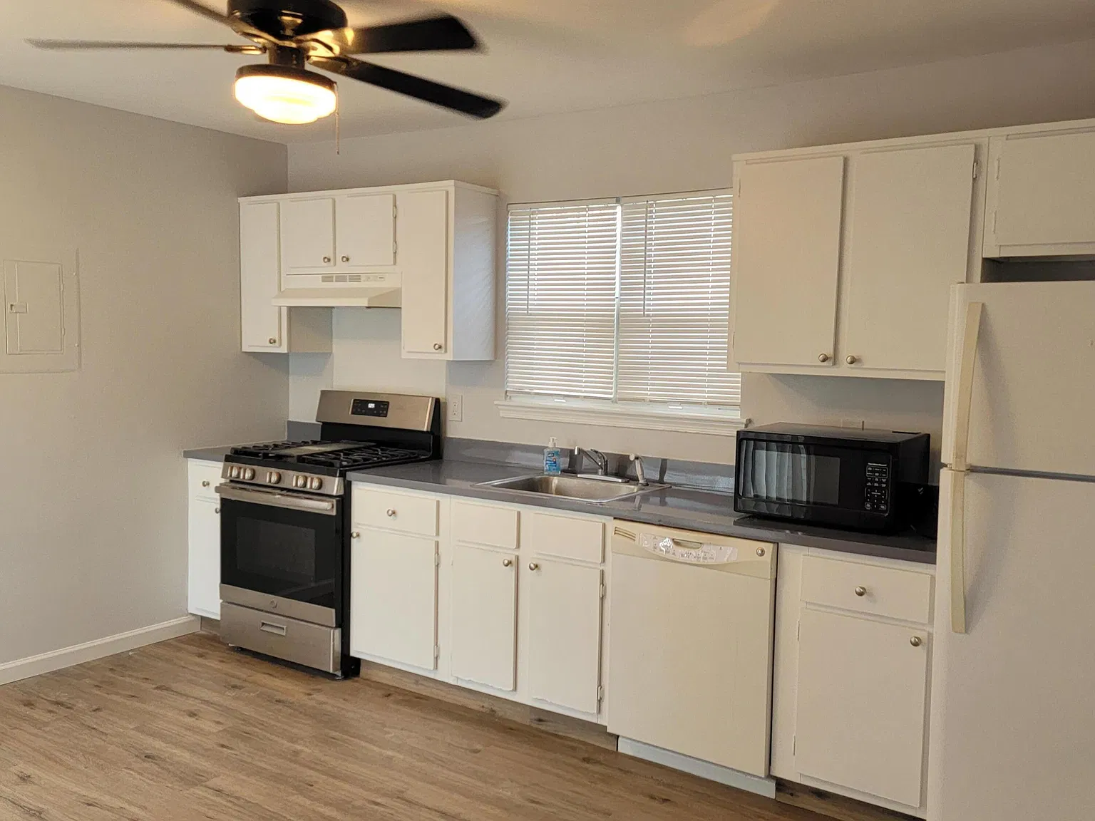 2 bed, 896 sqft, $2,400 — Photo 3