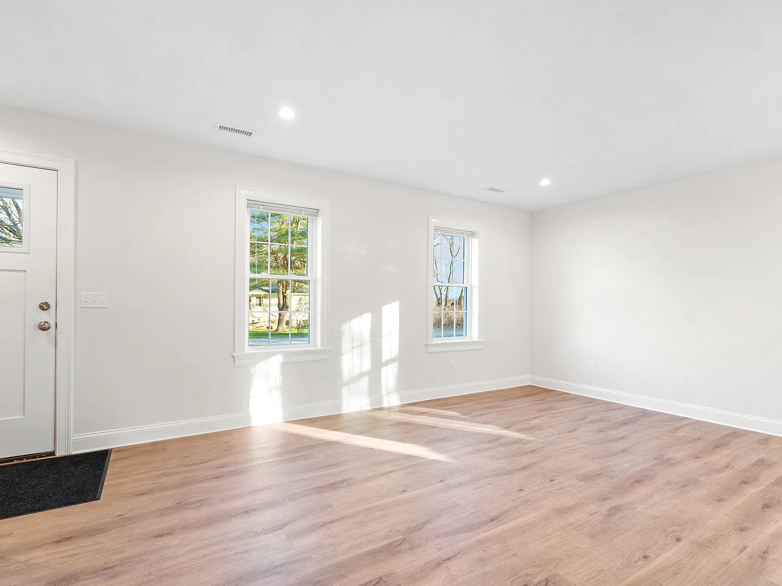 3 bed, 1.5 bath, 1320 sqft, $2,800 — Photo 3