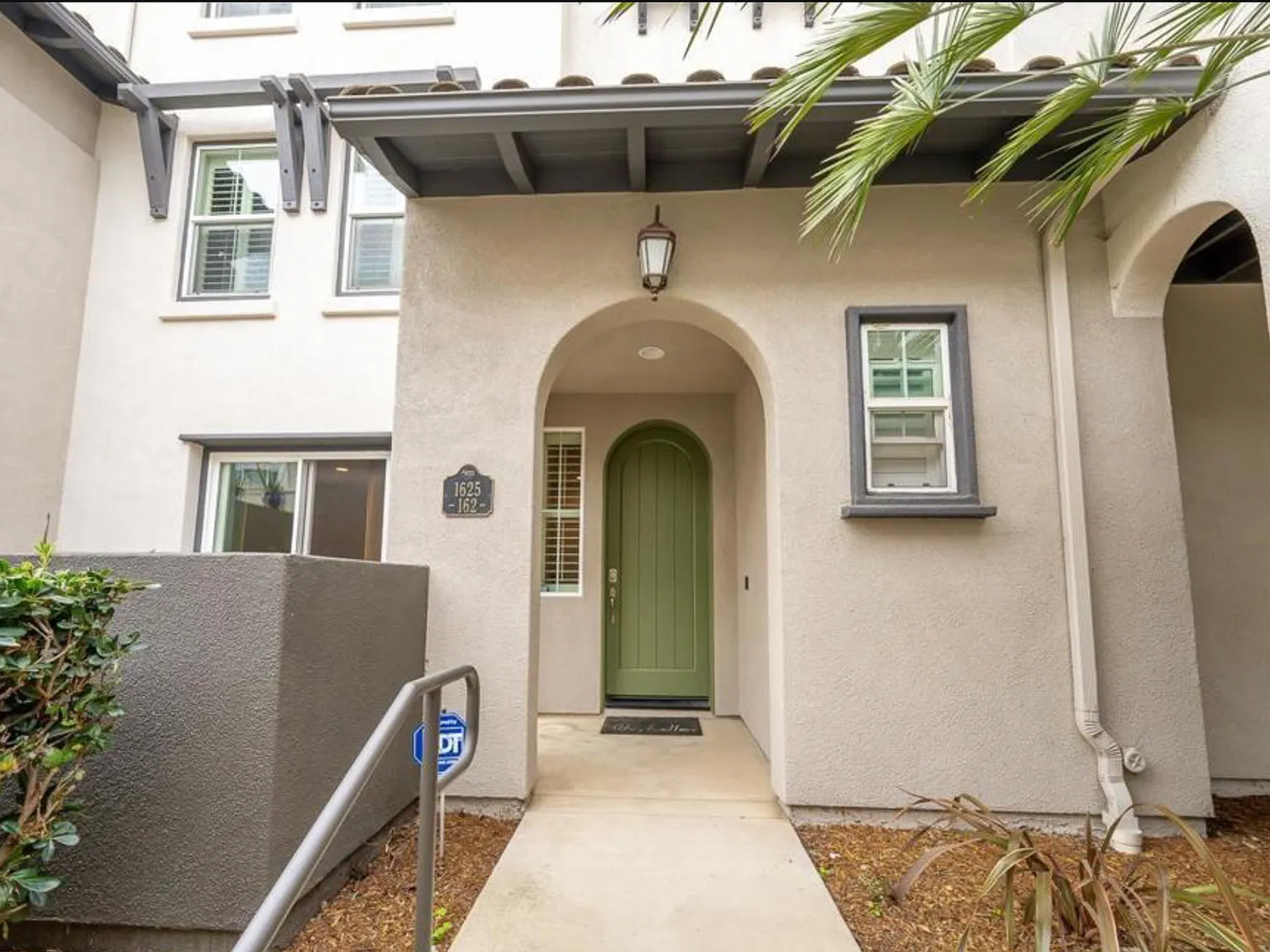 3 bed, 1464 sqft, $4,095 — Photo 2
