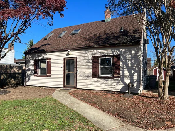 5 Academy Ln, Levittown, NY 11756