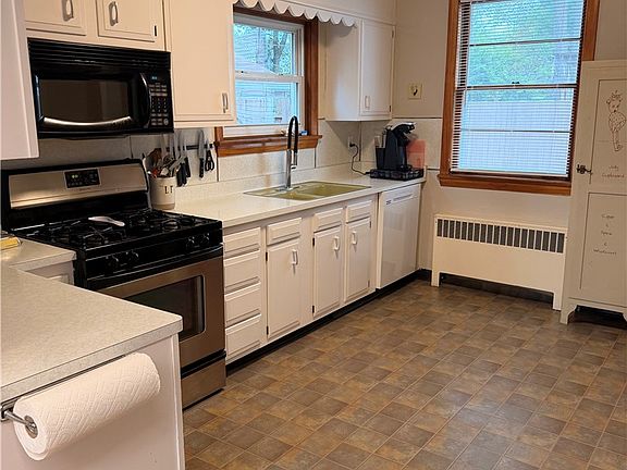 4th image of 209 Armstrong Ave