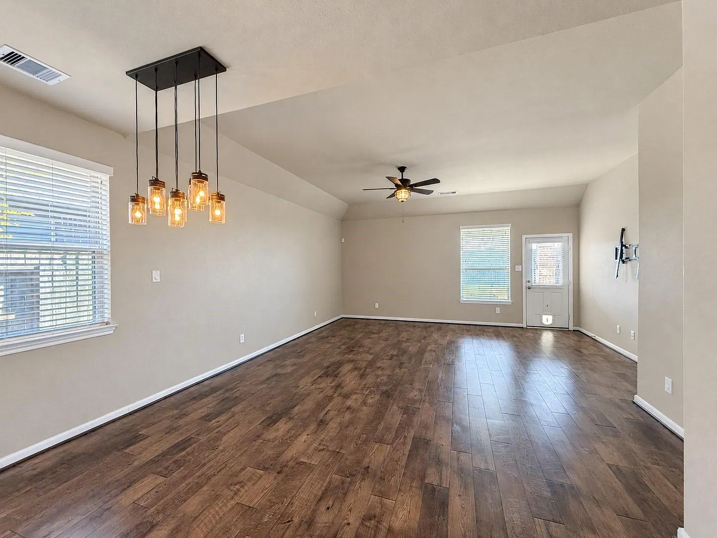 4 bed, 2.5 bath, 2481 sqft, $2,650 — Photo 4