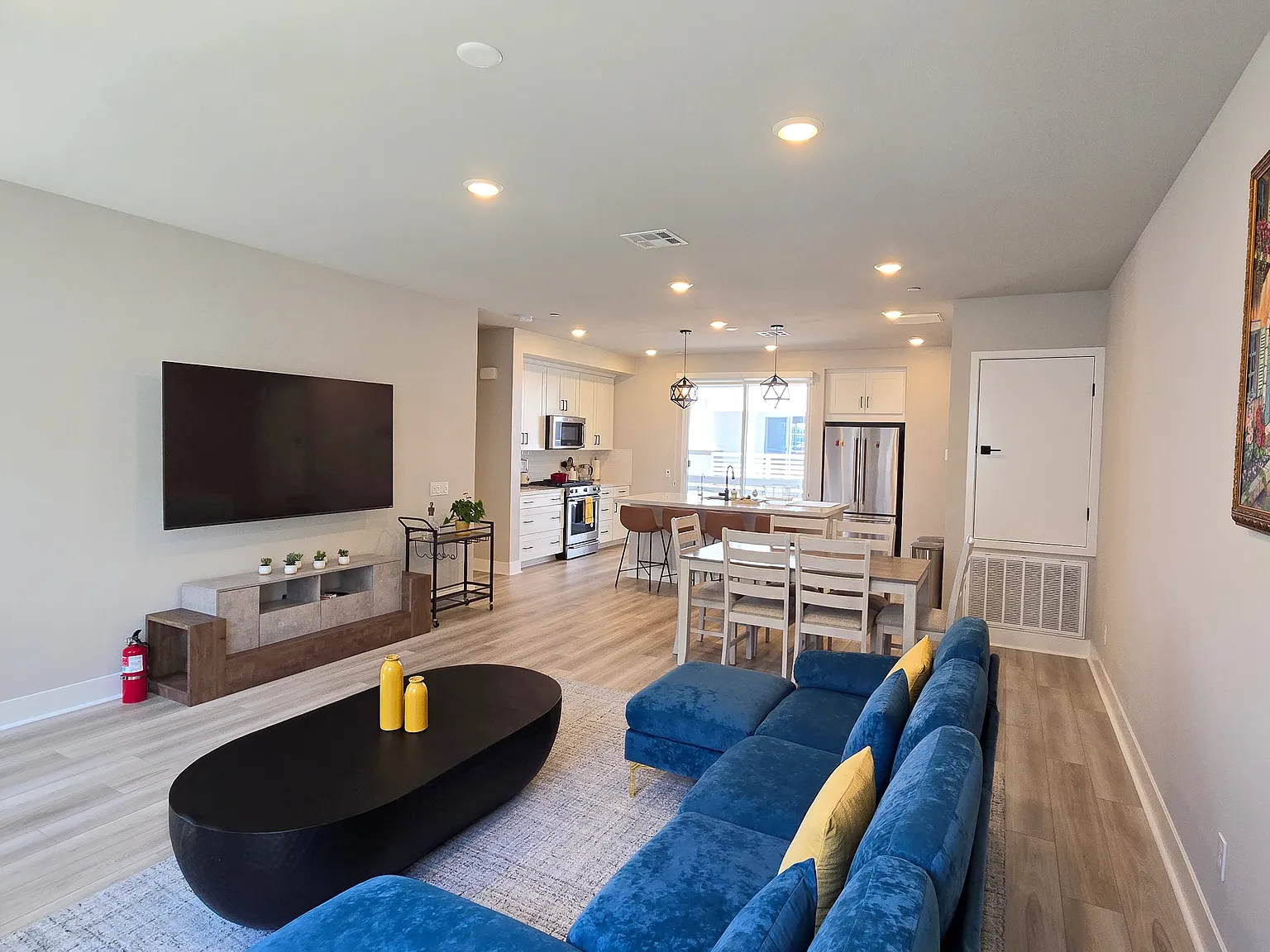 3 bed, 3.5 bath, 1731 sqft, $4,850 — Photo 3