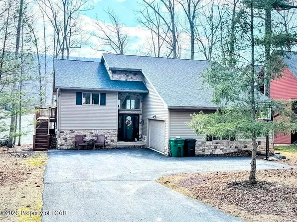 310 W Lake Valley Dr, Hazleton, PA 18202