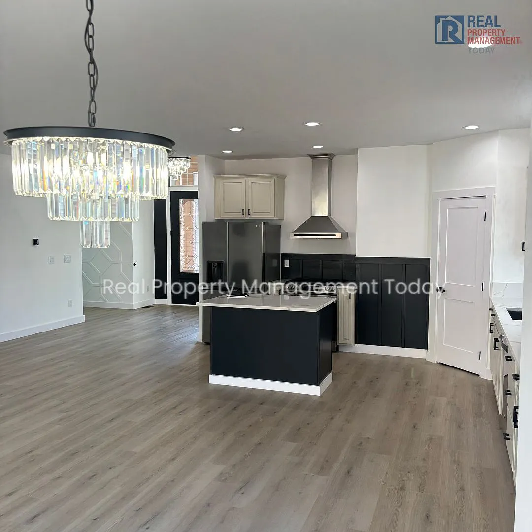 Beautifully Remodeled Modern 3-Bedroom TownHome with Fenced Yard & Garage in Orting — Photo 3