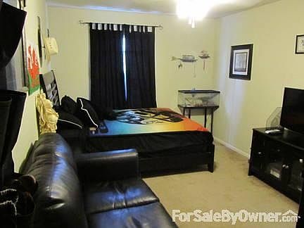 Large bedrooms
						:
						All bedrooms have walk-in closets