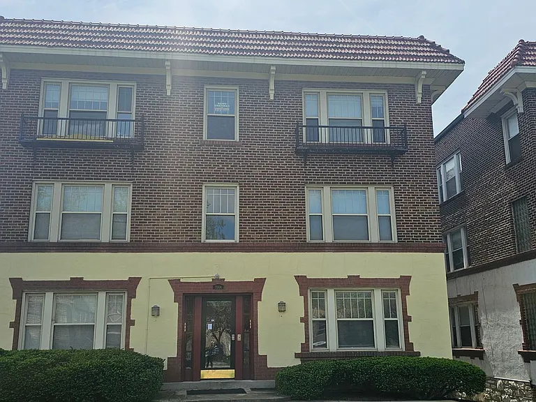 7008 Forsyth — Photo 1