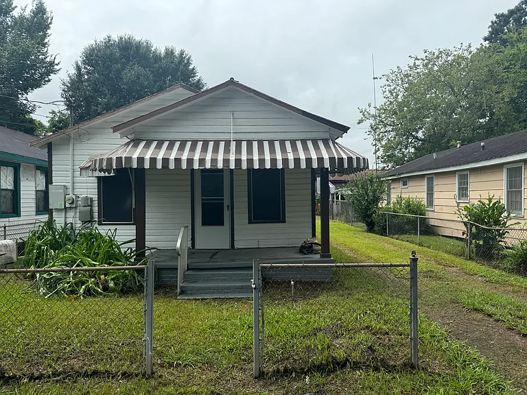 304 Sunnyside Ln — Photo 1