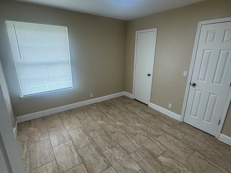 4600 S Maple Ave — Photo 8