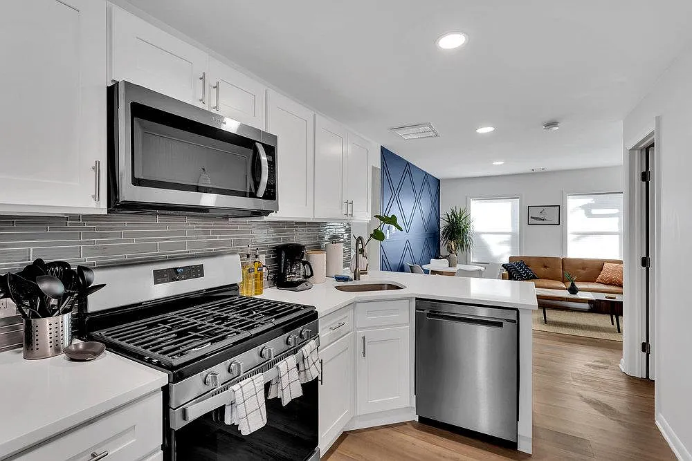 3 bed, 800 sqft, $2,600 — Photo 2