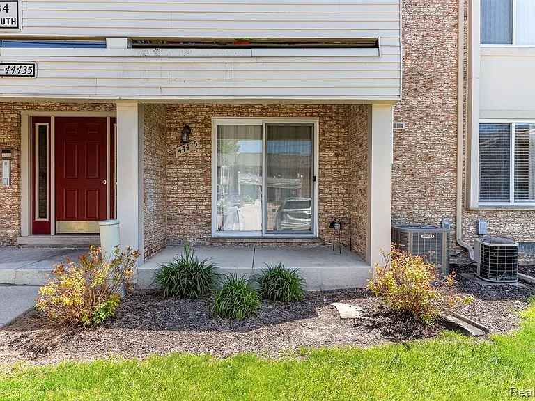 44435 Savery Dr — Photo 2