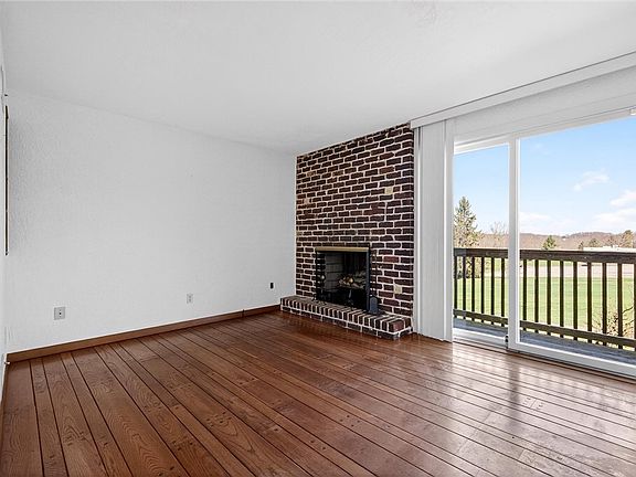 5th image of 110 Spring Dr