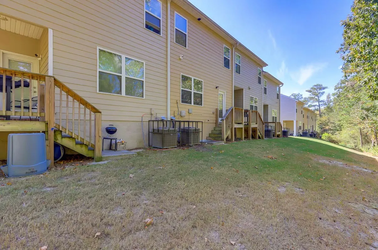 3 bed, 2.5 bath, 1400 sqft, $2,200 — Photo 3