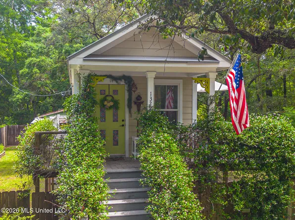 1322 Spruce St, Ocean Springs, MS 39564